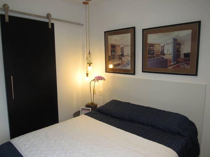 011 Dvojposteľový ▲ apartmán - manželská posteľ, 02 Glass and Copper Luminaires a kúpeľňové posuvné dvere ▲ 