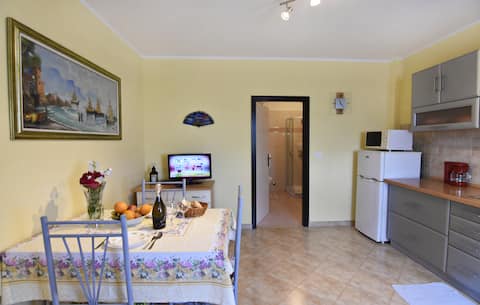 Top Airbnb: Lorena cute lodging on the ground floor, garden in Đuba