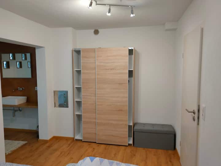 Schlafzimmer mit Blick Richtung Bad