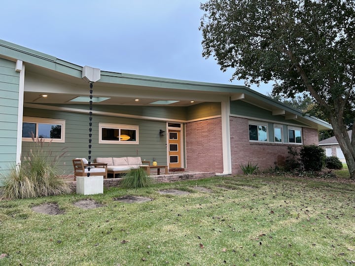 Pool, Arcade, 7 Mins to the Beach Houses for Rent in Gulf Breeze