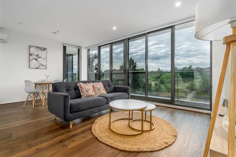 Stylish 2BR Apt | 5 mins to Canberra Hospital!