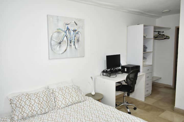 ห้อง #3: เตียงควีนไซส์เชิงเทียนพร้อมโคมไฟ LED ตู้เสื้อผ้าแบบวอล์คอินและห้องน้ำส่วนตัว 

เราไม่มีทีวีเครื่องพิมพ์และจอภาพในห้องนี้อีกต่อไป