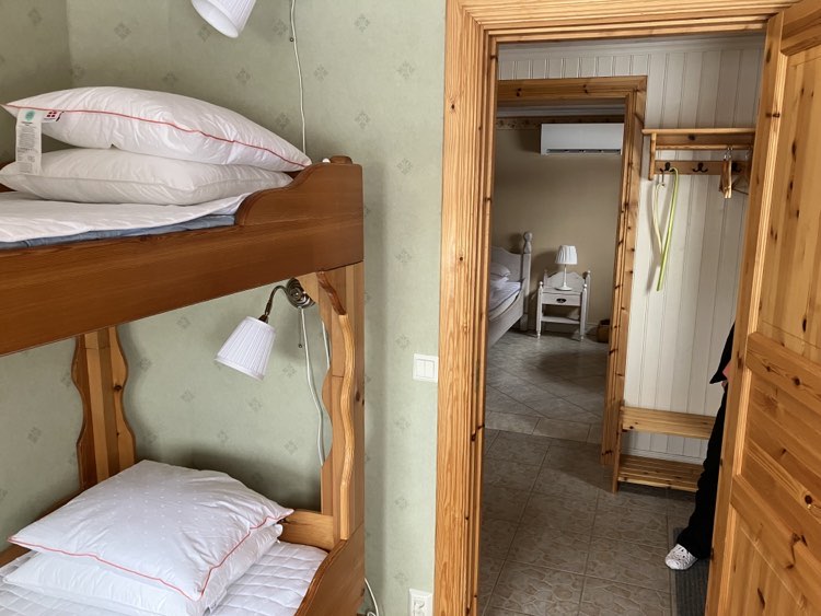 На долния етаж има две спални