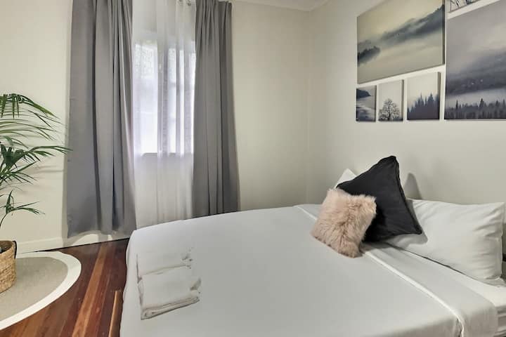 Შეიგრძენით მეორე საძინებლის მყუდრო გარემო ზღურბლში შესვლისას.  Კარგად მოწყობილი მყარი საწოლი გელით, როგორც ძილის გამჭვირვალობა.  Მოათავსეთ თქვენი ნივთები გარდერობში და დაკიდეთ ისინი, ვისაც მეტი მოვლა სჭირდება.