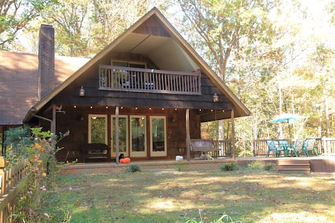 Toad Hill Cabin- fenced yard, large deck, sleeps 8