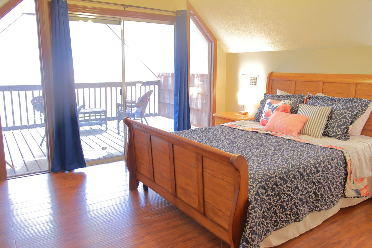 Kitanda aina ya Queen Queen, Ghorofa ya 2, Balcony ya Kibinafsi Inayoangalia Yadi