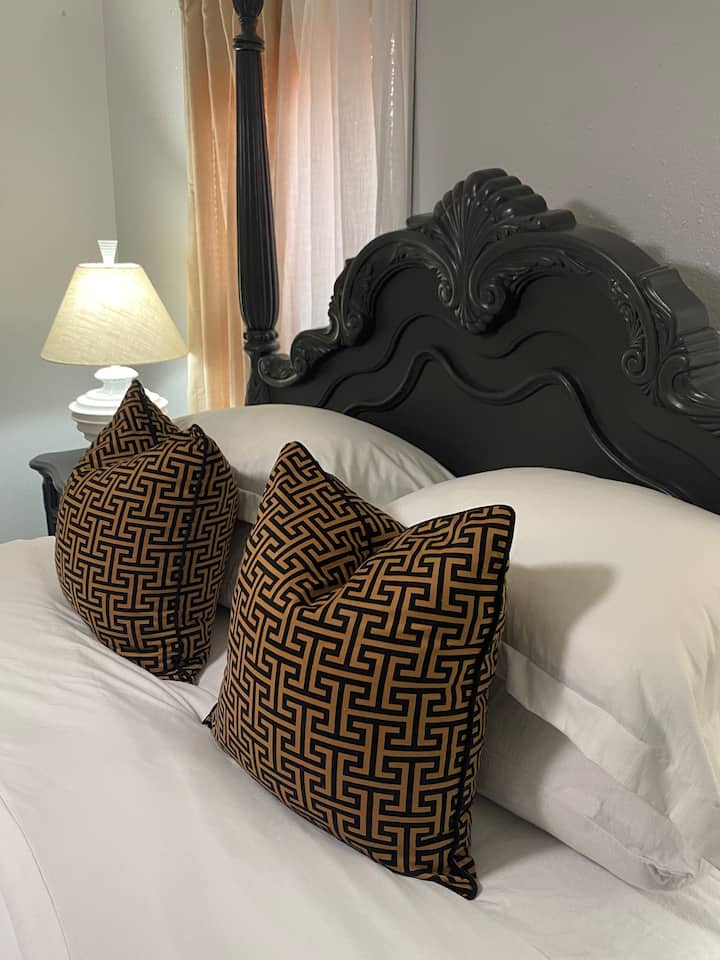 Чисто и привлекателно двойно легло с защита на матрака и подплатена покривка.
Чаршафи от 100% бял памук.
Допълнителни възглавници
Преглед на допълнителни снимки...
