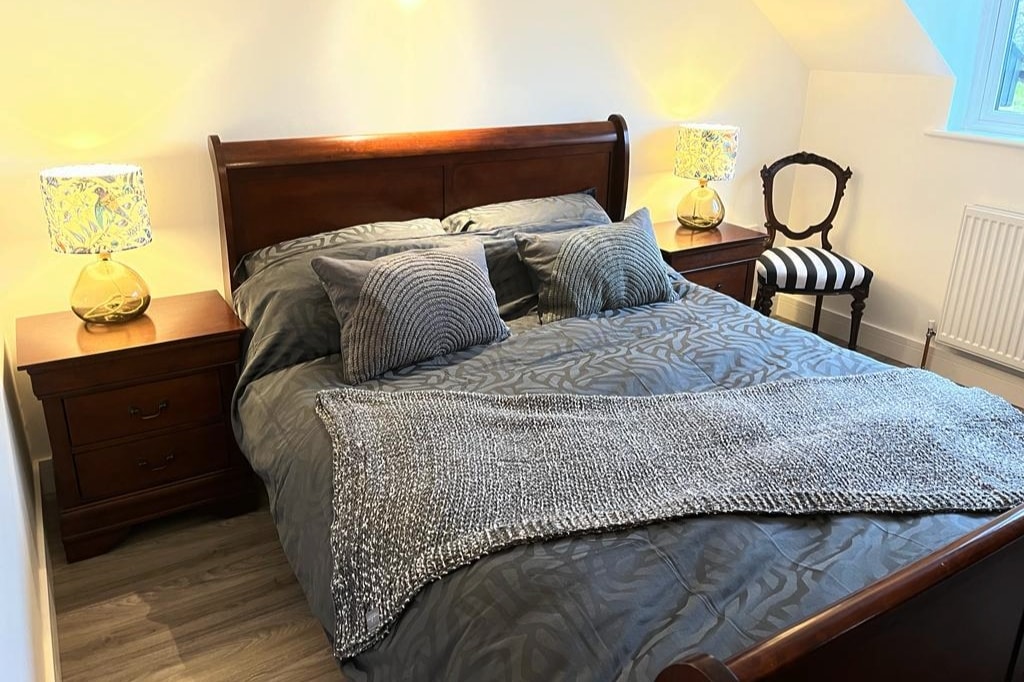 Cama de trineo tamaño king con ropa de cama de lujo y elegante.  Disfruta de una noche perfecta para dormir, después de largos días disfrutando de tus vacaciones con amigos y familiares en paseos costeros, días de playa, inmersión en el mar y tal vez delicioso exceso.
