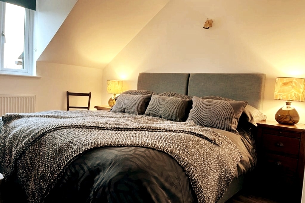 La habitación del dormitorio super king/twin con techo abovedado con vistas al prado y hermosos jardines adosados amurallados.
Suministramos ropa de cama de algodón para dormir mejor por la noche.
