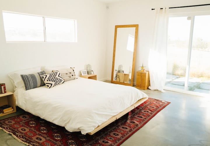 quarto principal, com portas de vidro deslizantes para o quintal e armário completo