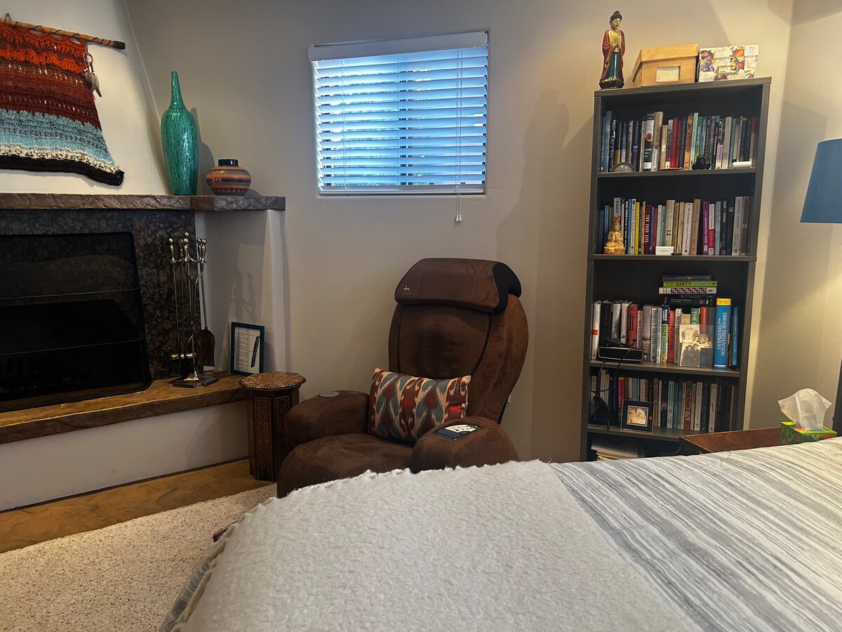 تم نقل كرسي التدليك إلى منطقة أخرى في الغرفة حيث يمكنك إمالته!  يوجد الآن مكتب وكرسي مكتب مريح جديد حيث كان كرسي التدليك 