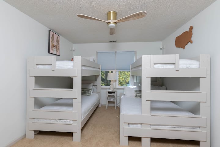 חדר שינה עם נוף לאגם (עם שולחן בגומחה המשקיף לאגם, לא בתמונה)