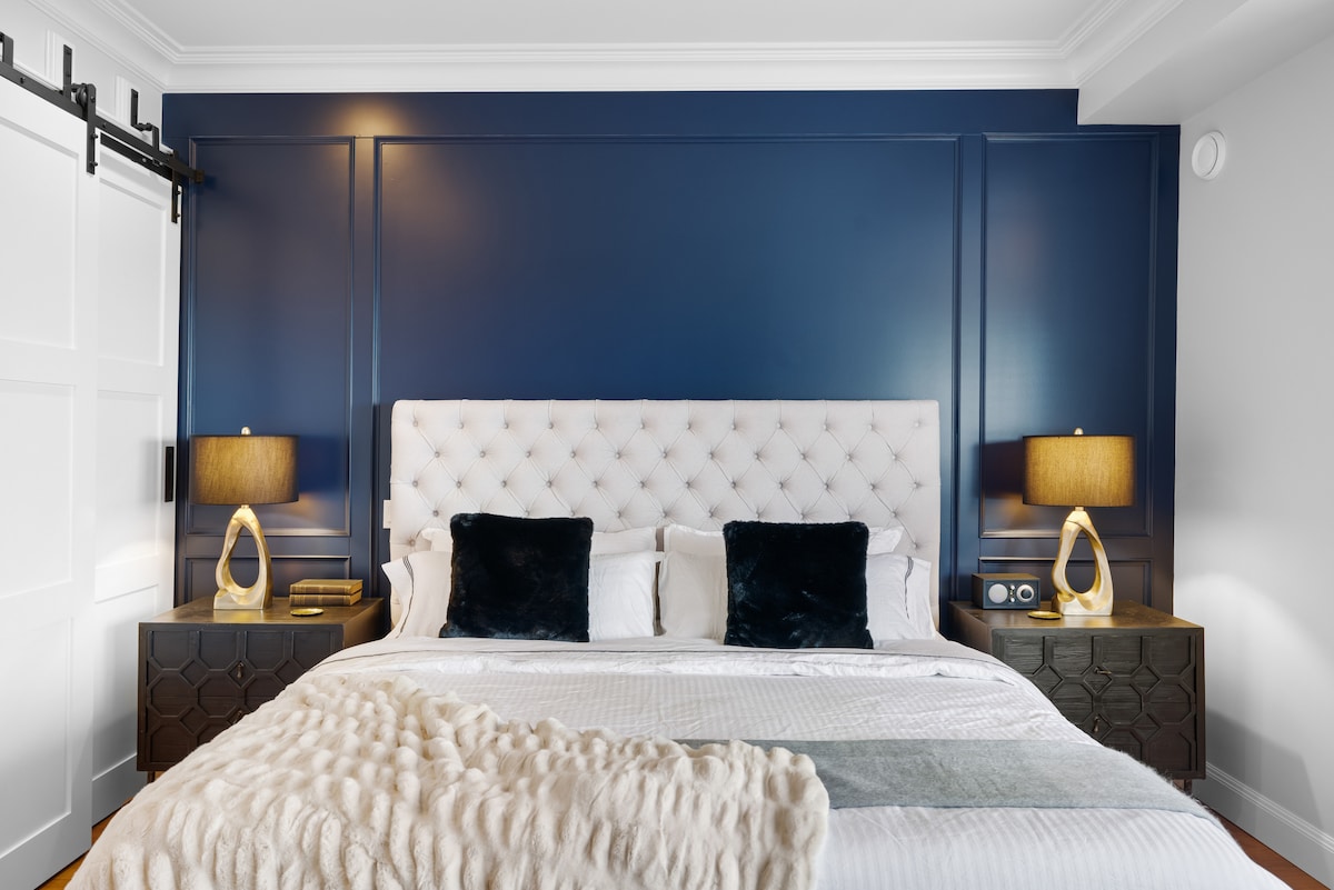 Შეიგრძენით კინგსდაუნის ლუქს-კლასის ლეიბის კომფორტი, რომელსაც ემატება პრემიუმ კლასის 100% -იანი ორგანული ბამბუკი და 100% -იანი ბამბის თეთრეული. Აირჩიეთ სხვადასხვა ბალიში, რომელიც შეესაბამება თქვენს უპირატესობას.