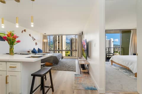 Top performing Airbnb: 2 Blocks from the Beach with Free Parking in Urban Honolulu
