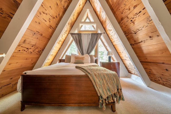 Discover comfort in the 'Mercer Room' with a Queen Bed on the upper level, offering a cozy haven facing south. Complete with a convenient desk for your stay.