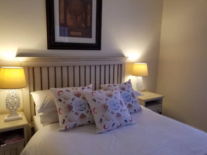 Hlavná spálňa zahŕňa manželskú posteľ. 