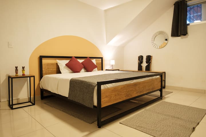 Sumérgete en la inmensidad de la cama king size, con un colchón hotelero que garantiza noches de descanso insuperables. El aire acondicionado crea un ambiente perfectamente climatizado, creando el refugio ideal después de un día de exploración!