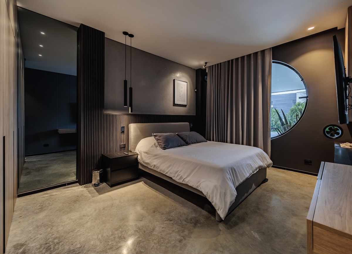 svečių kambario karališko dydžio lova su ištraukiama dvigule lova