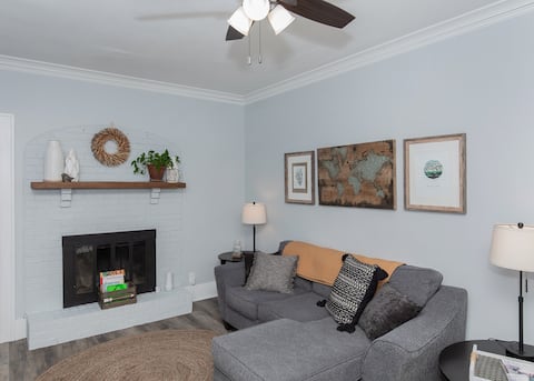 Stylish 2BR Bungalow in Moline