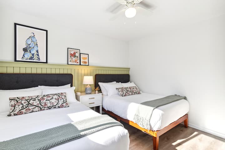 Bdr 2: este dormitorio está equipado con dos camas de tamaño completo con colchones de espuma viscoelástica. Cada uno de los dormitorios cuenta con un portaequipajes para que los huéspedes mantengan su ropa organizada. 