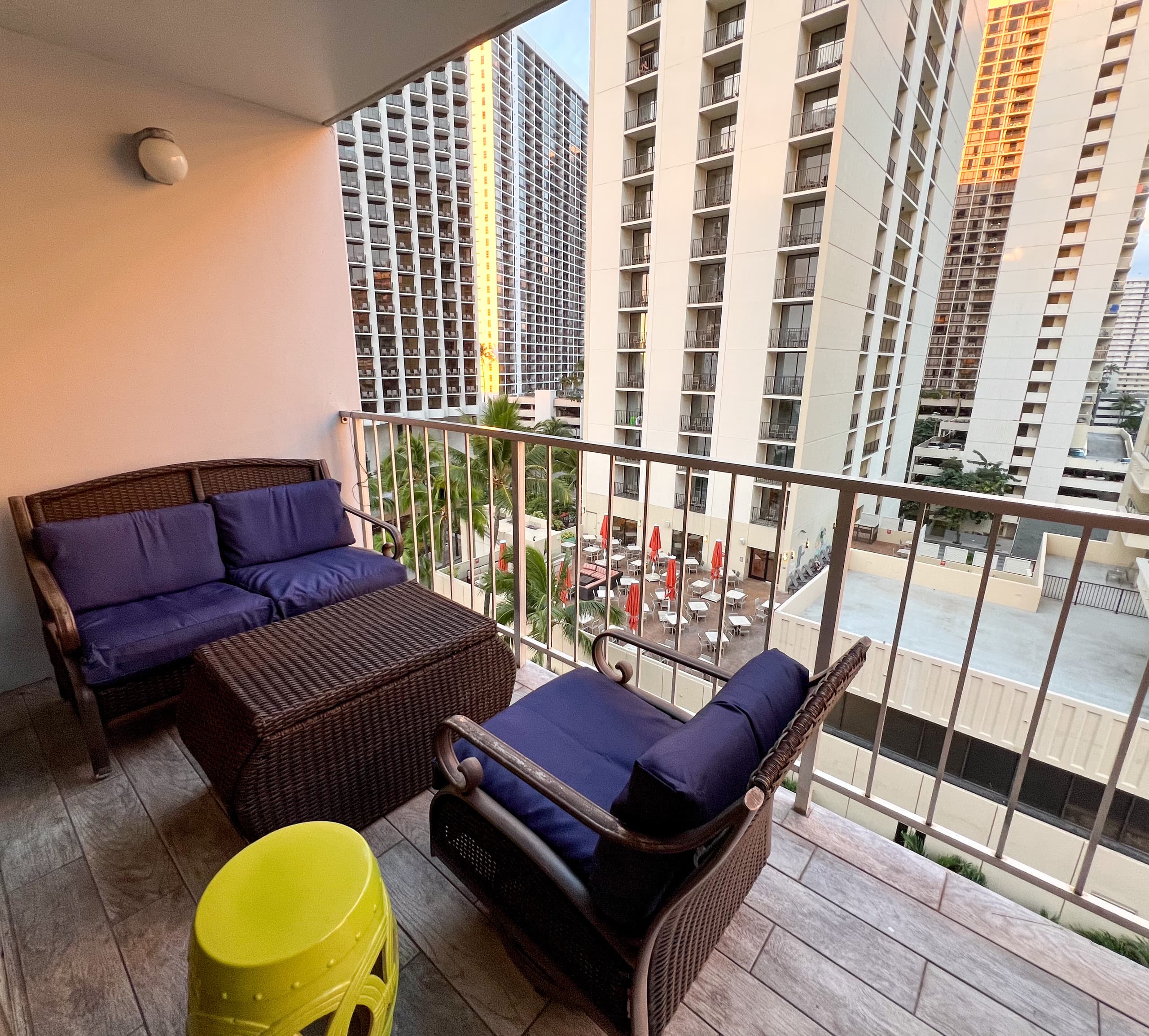Condo in Honolulu · ★4.86 · 2 bedrooms · 3 beds · 2 baths - Image 22