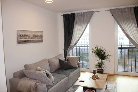 Top Airbnb: City Center Residence with Garage & Balcony in Zentrum Südost