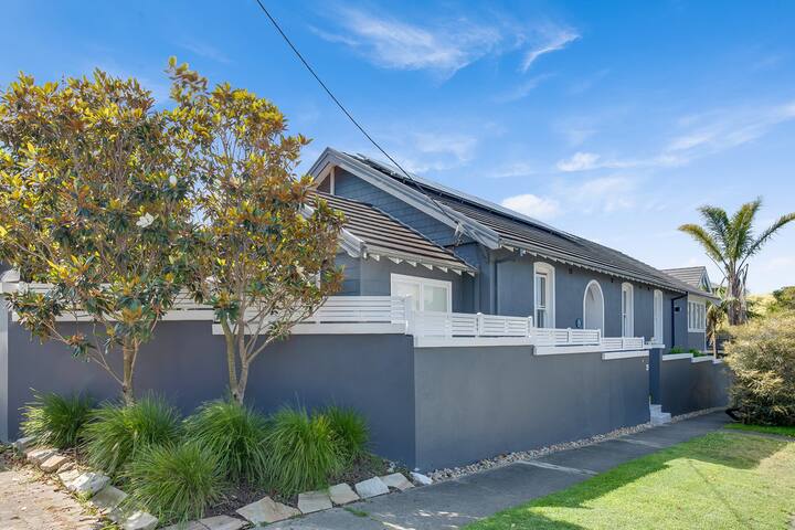 Manly Coastal Retreat 6-8 guests gallery image 3