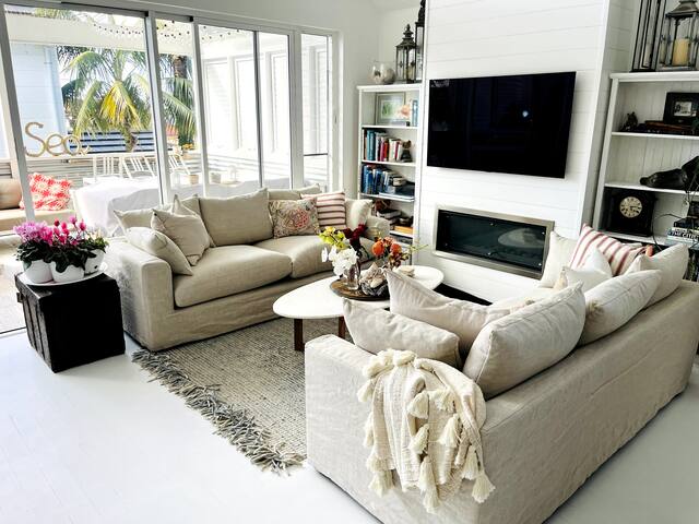 Manly Coastal Retreat 6-8 guests gallery image 5