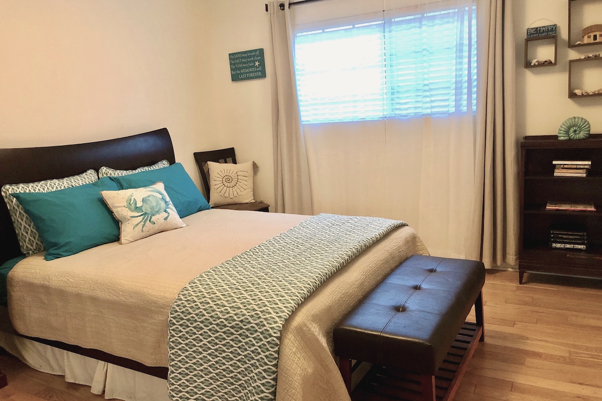 Middenslaapkamer. Queensize comfortabel bed. 