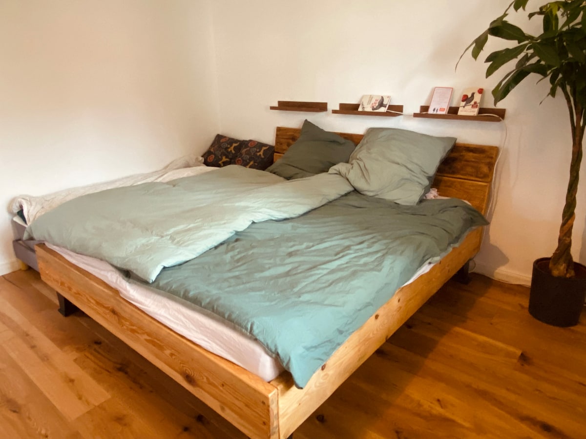 Спална соба со брачен кревет (180 x 200 см) и дополнителен кревет за деца (80 x 200 см) на горниот кат