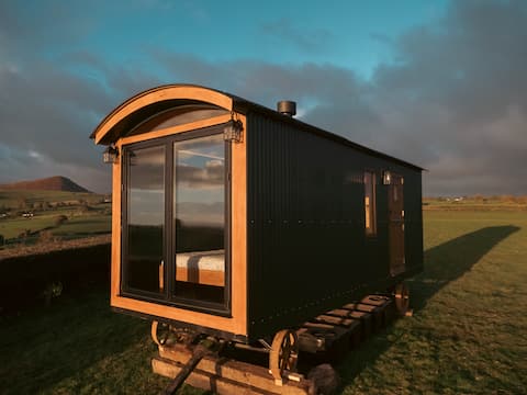 Luxury Shepherd's Hut with panoramic sunrise views