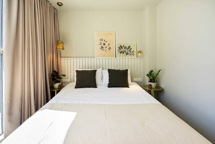 Yalarent Private Rooftop 2BR Central Athens gallery image 4