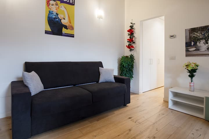 The double sofa bed, once closed, is a real 3-seater sofa, when you open it, just pull it towards you, just pull the backrest towards you, and it opens,
You don't have to move pillows, or anything else, inside two comfortable pockets to store your pillows.