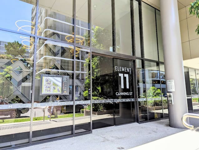 Popular Airbnb listing: 舒适的2卧公寓，带室内泳池和桑拿 in Lidcombe