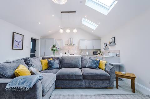 Top performing Airbnb: Stylish & Elegant 1-BR Lodge- Ideal for Work Stays in South Ribble