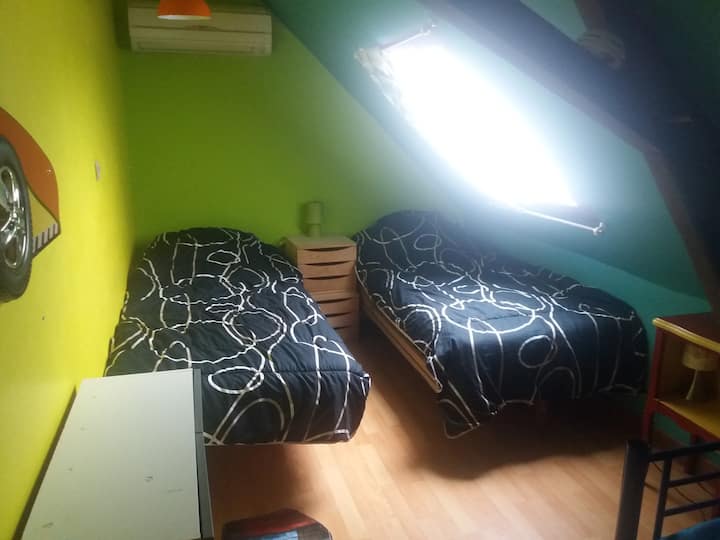 Krevate dopio të artikuluar ( këmbë dhe koka lart). Krevate që mund t 'i mbajmë së bashku.