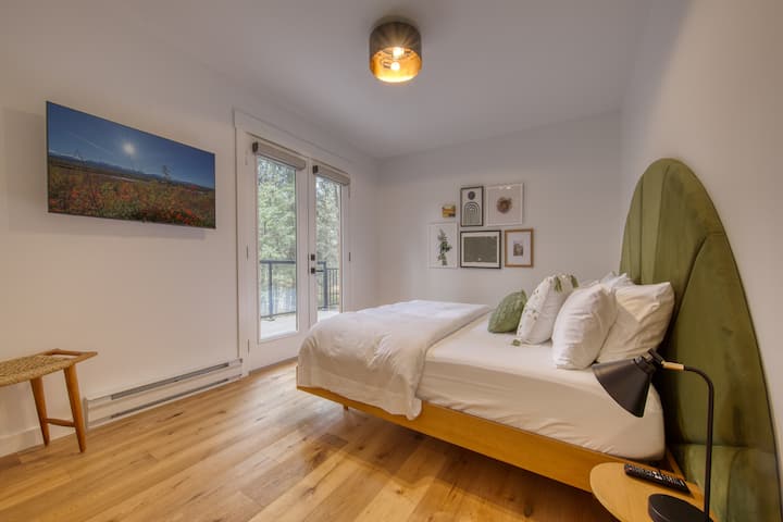 Bedroom 2 (main floor) with King bed and walk-out to deck