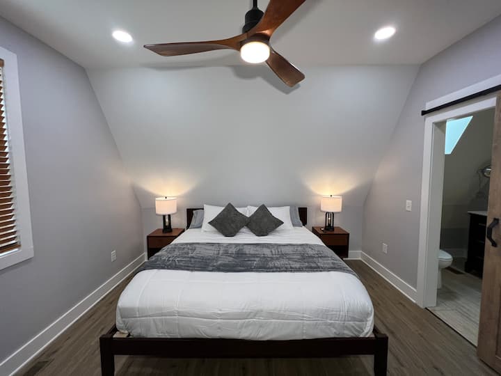 Master Bedroom - 1 King Bed / 55" Smart Tv