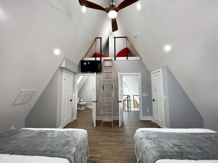 Upstairs Bedroom with Loft