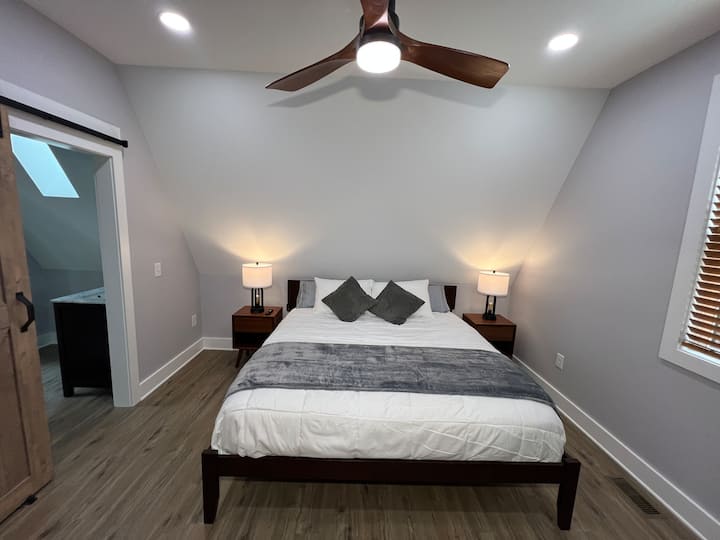 Guest Bedroom - 1 King Bed / 55" Smart TV