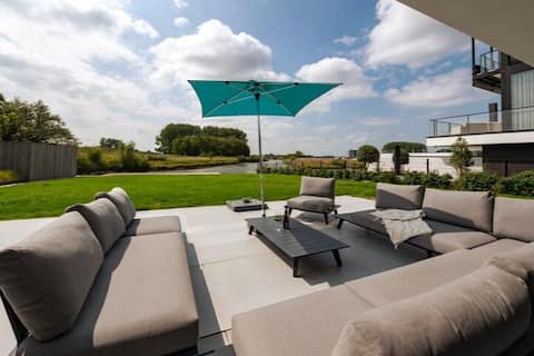 Luxury water villa for 10 persons, pets allowed