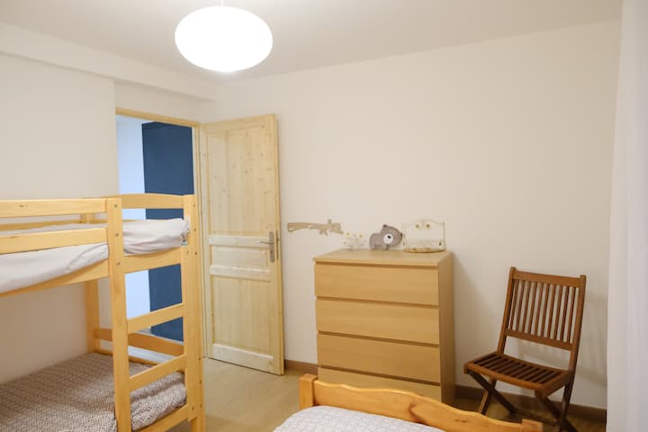 Vyumba vya watoto (idem) vinavyoelekea eneo la bafu na choo tofauti. Pamoja na mandhari nzuri ya Milima Treni ndogo ya njano na Mont Carlit 2865 m ) 