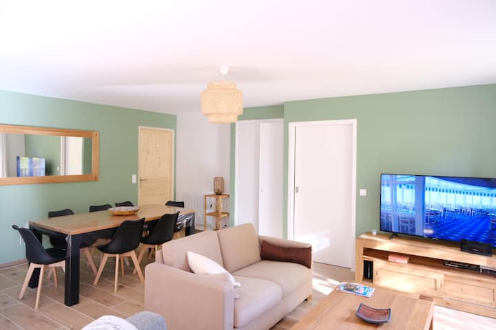 Eneo la chumba cha kulia - meza ya kukaa watu 8 