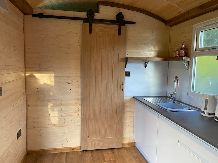 Idyllic Shepherd’s Hut - Wrexham