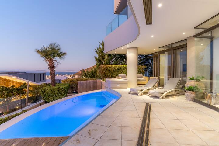 Villa In The Clouds! Fresnaye, Cape Town.