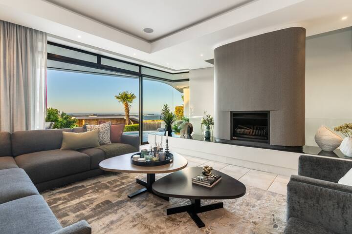 Villa In The Clouds! Fresnaye, Cape Town. gallery image 5