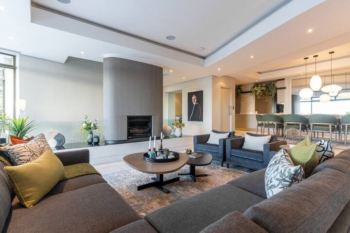 Villa In The Clouds! Fresnaye, Cape Town. gallery image 4