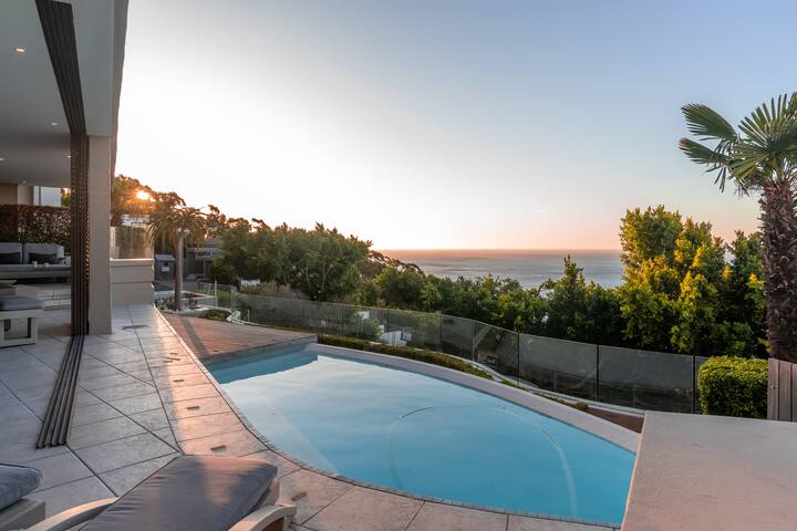 Villa In The Clouds! Fresnaye, Cape Town. gallery image 3