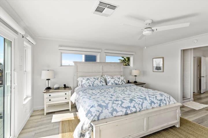 חדר מואר ומאוורר עם עיצוב בהשראת החוף ונופים מדהימים!