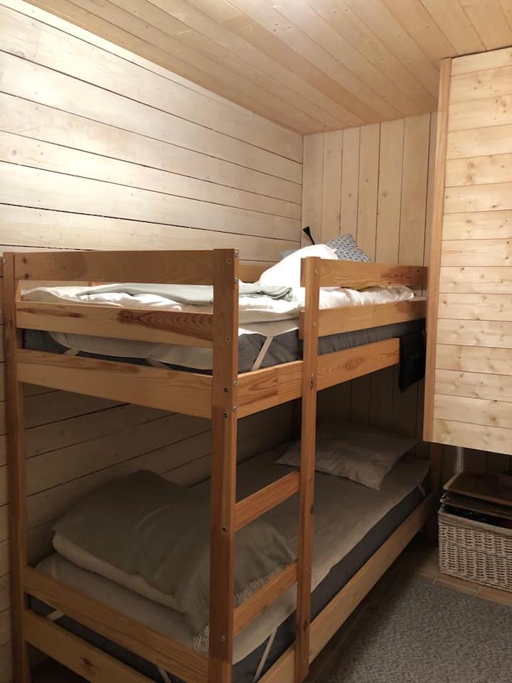 Ხის ოთახი პირველ სართულზე
Ორი ფუნთუშა